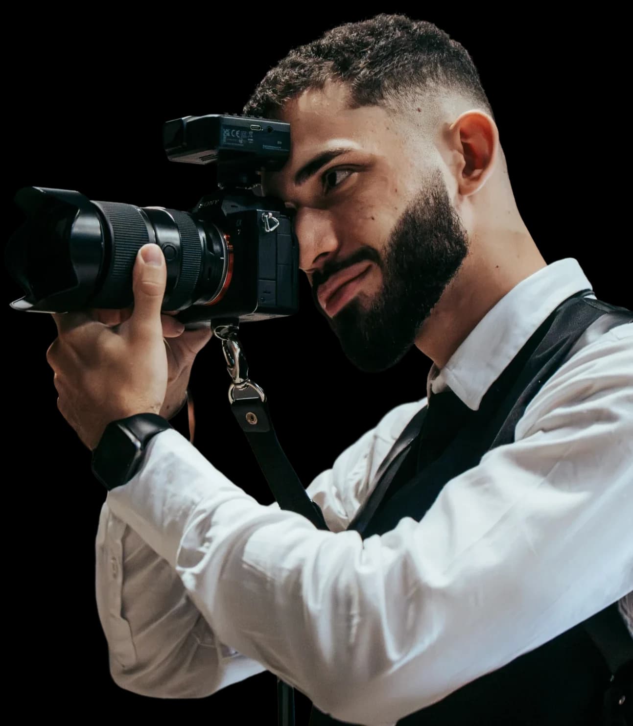 Carlos Honorato fotografando com a câmera no rosto